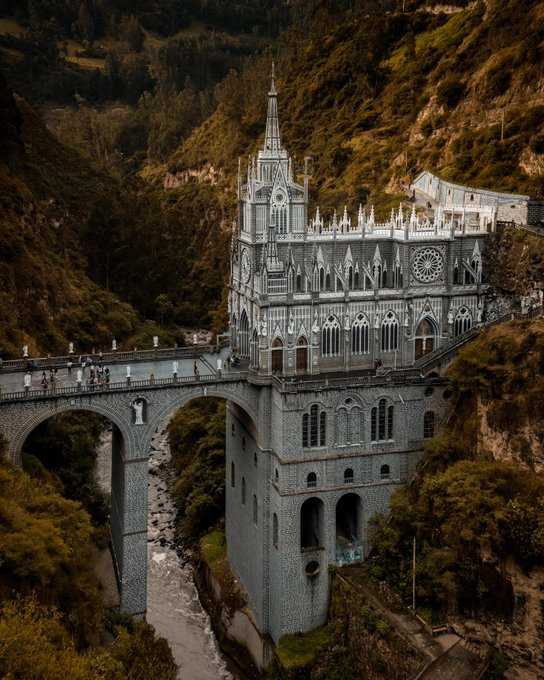 jesus_osorior's tweet photo. 3. El Santuario de Las Lajas, Colombia (1949)

Una enorme iglesia neogótica que se alza a 45 metros sobre un vertiginoso cañón, en el lugar donde se dice que la Virgen María se apareció a una mujer atrapada en medio de una tormenta. https://t.co/DB6QbAYze1