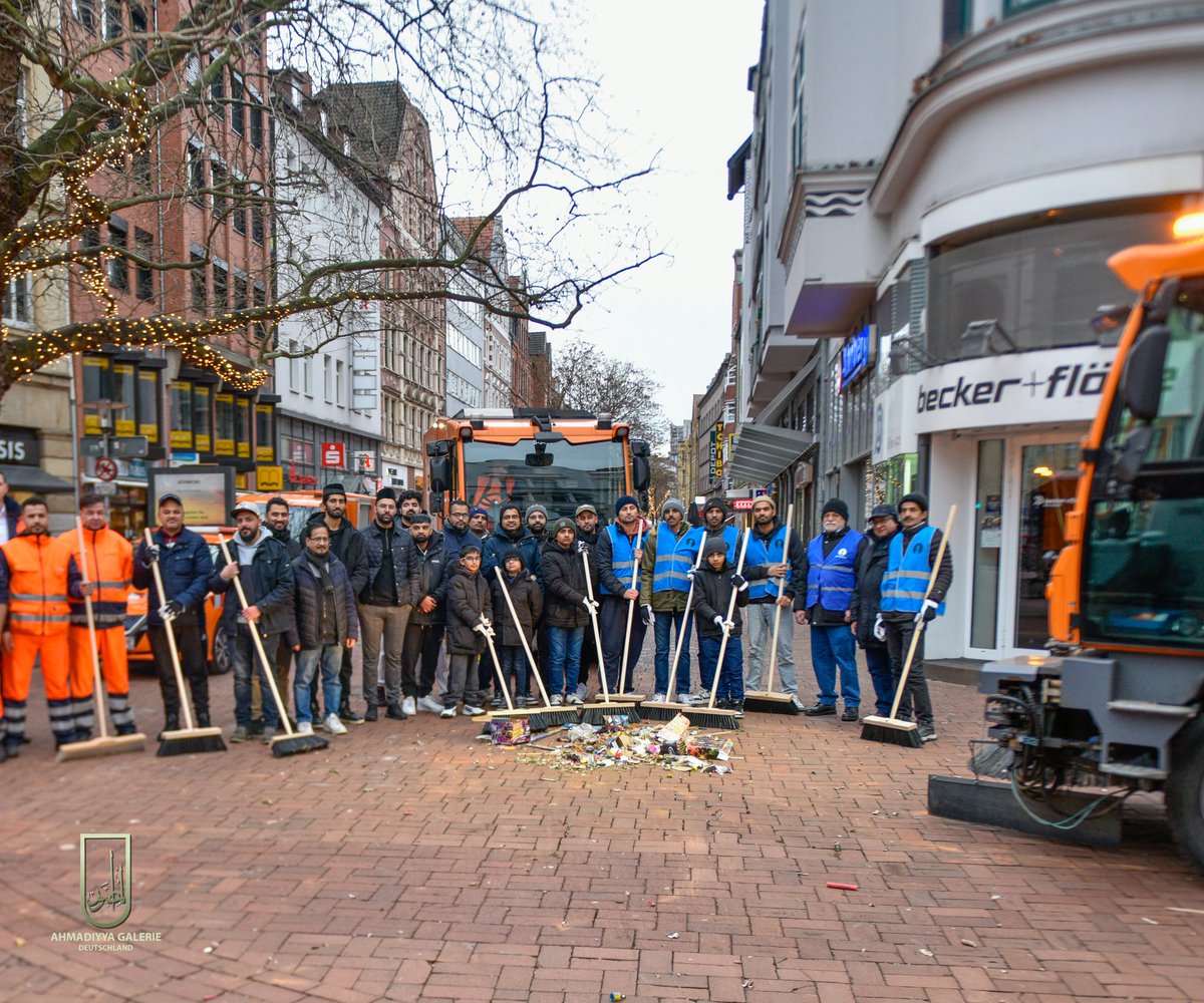 SamiMoschee's tweet photo. Die Ahmadiyya Muslim Jamaat Hannover hat heute am Neujahrsmorgen traditionell die Straßen vom Sylvestermüll befreit. #MuslimeStarten2025 #Neujahrsputz2025 #Neujahrsputz https://t.co/21w28ZNQI2
