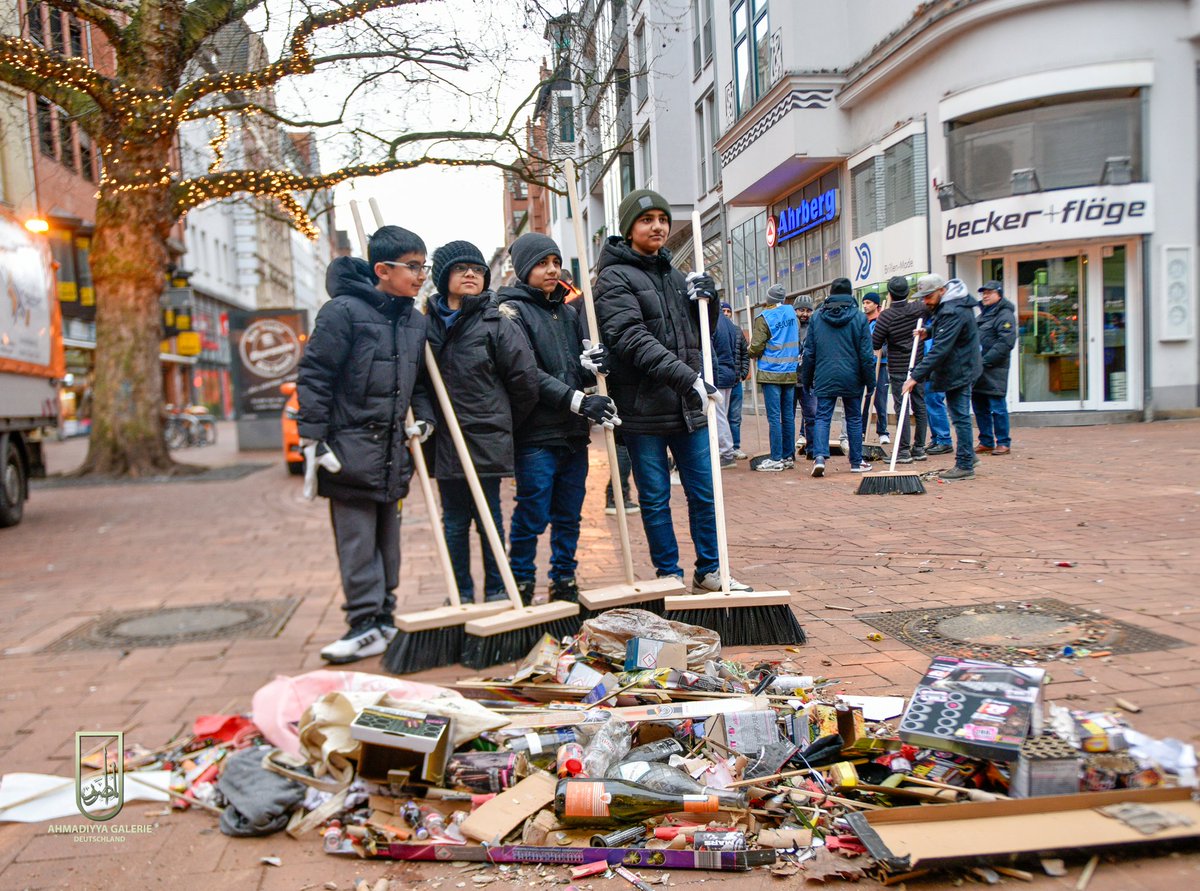 SamiMoschee's tweet photo. Die Ahmadiyya Muslim Jamaat Hannover hat heute am Neujahrsmorgen traditionell die Straßen vom Sylvestermüll befreit. #MuslimeStarten2025 #Neujahrsputz2025 #Neujahrsputz https://t.co/21w28ZNQI2