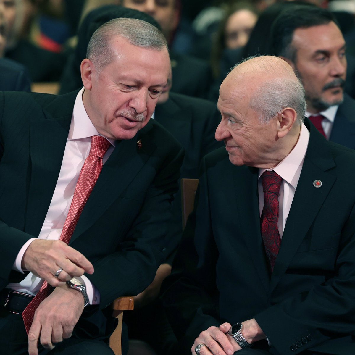 aykiri's tweet photo. Fatih Altaylı:

Beni deli eden, 40 yıl boyunca terörle mücadele deyip, kürsülerden idam ipleri atıp, sonra Öcalan’a kurtarıcı gibi sarılınmasıdır.

Bu işi çözelim diyen muhalefet partilerine sülale boyu sövüp, iti köpeği, inek hırsızını muhalefete saldırtıp, muhalefete oy vermenin Öcalan’ı serbest bıraktırmak oluğunu söyleyerek oy toplayıp sonra Öcalan’ın serbest bırakılmaya çalışılmasıdır.