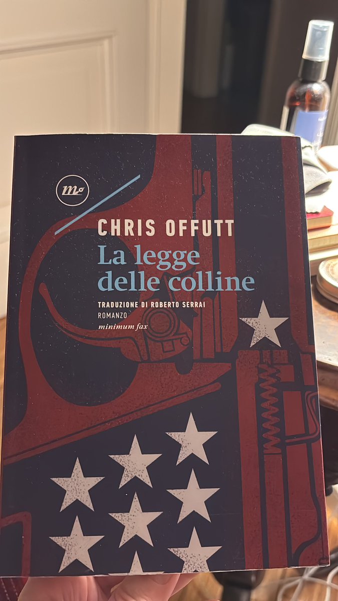 danisetta's tweet photo. Finiti i brindisi, trovo sempre la convenzione di dover iniziare un anno nuovo molto scioccante. Quindi mi sono tenuta un #ComfortBook per facilitarmi la transizione. 
La legge delle colline
Chris Offutt
( quanto mi piace Mick Hardin 🤩)
#1gennaio https://t.co/kYvbOreGoV