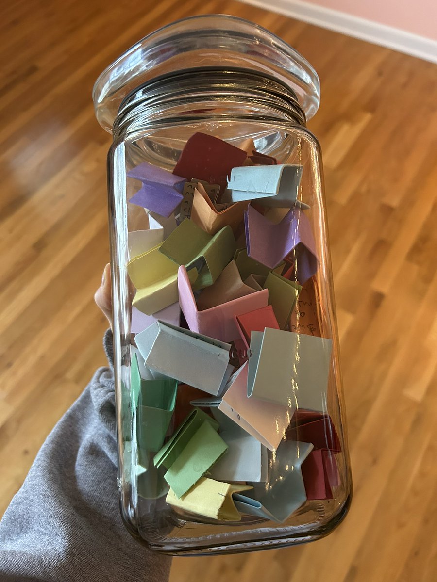 elisedavismusic's tweet photo. We put notes in this jar of positive things that happened throughout the whole year. Today we will empty the jar, read them, put them in a bag, and start on a new jar. 

Cheers to the continual choice to focus on the positive! Happy 2025 frands! https://t.co/UPsCQUr1re