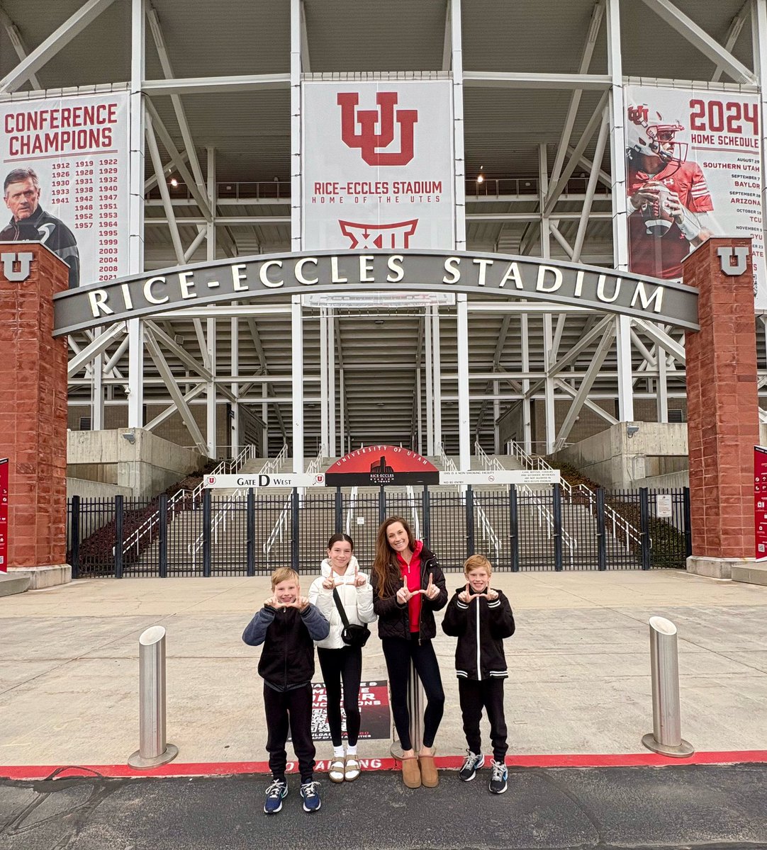 Are we doing this right? 😉 New Year-New Adventure! Go Utes!! #TeamBeck #UtahFootball 🖤❤️🏈