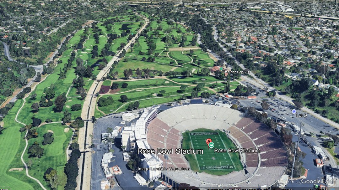 TorrealCielo's tweet photo. How cool, you can even use the Rose Bowl Stadium field as a pin flag #18 of the nearby Brookside Golf Club. #Golf @RoseBowlStadium #GolfClash https://t.co/hVjPrV6PP6