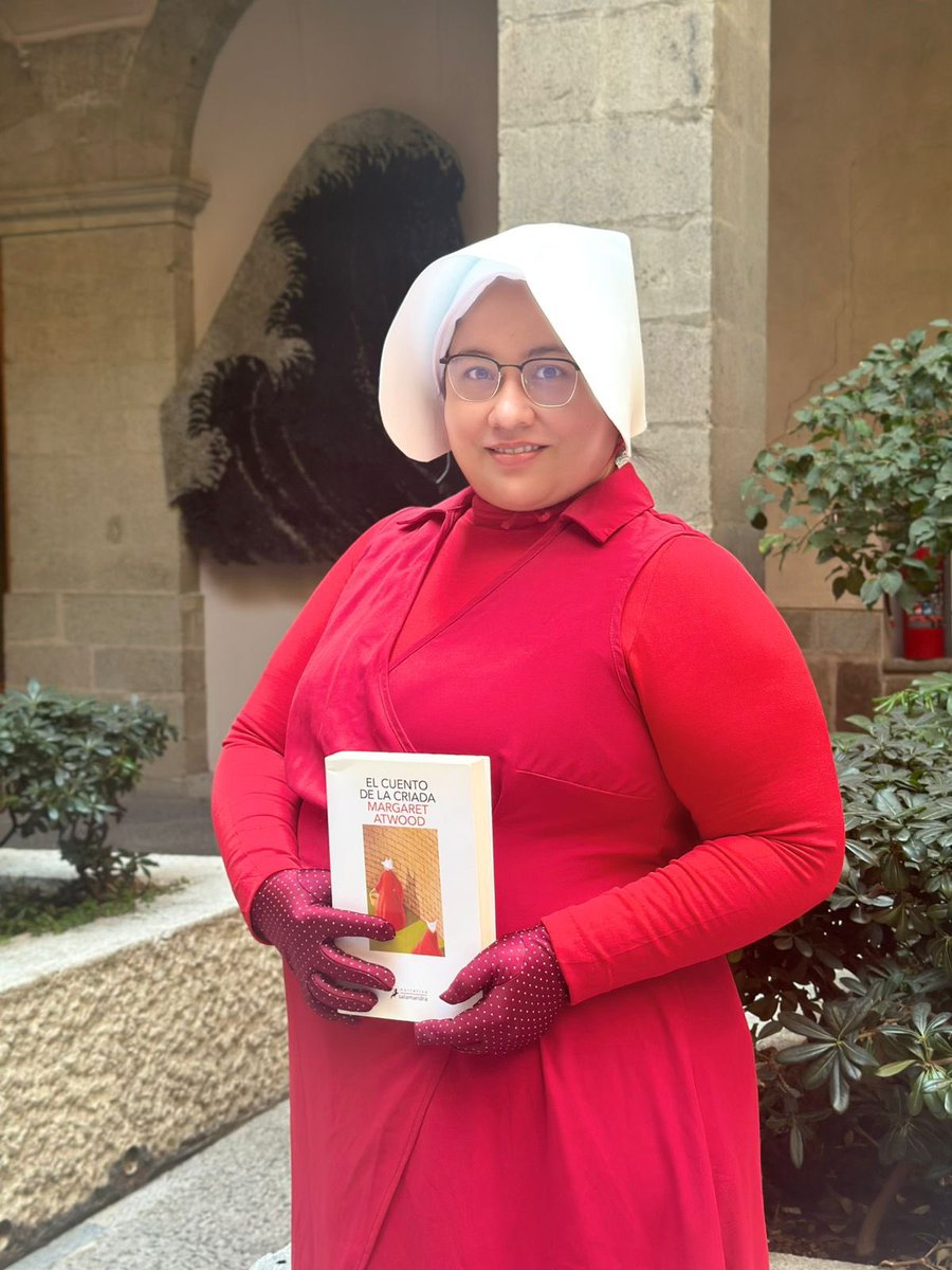 sol93milena's tweet photo. Para el #guadalupereinas2024 decidí hacer un cosplay de criada inspirado en la novela titulada El Cuento de la Criada de Margaret Atwood. Ha sido uno de mis restos favoritos del maratón organizado por @Librosb4Tipos
+ https://t.co/jd01c2lyA7