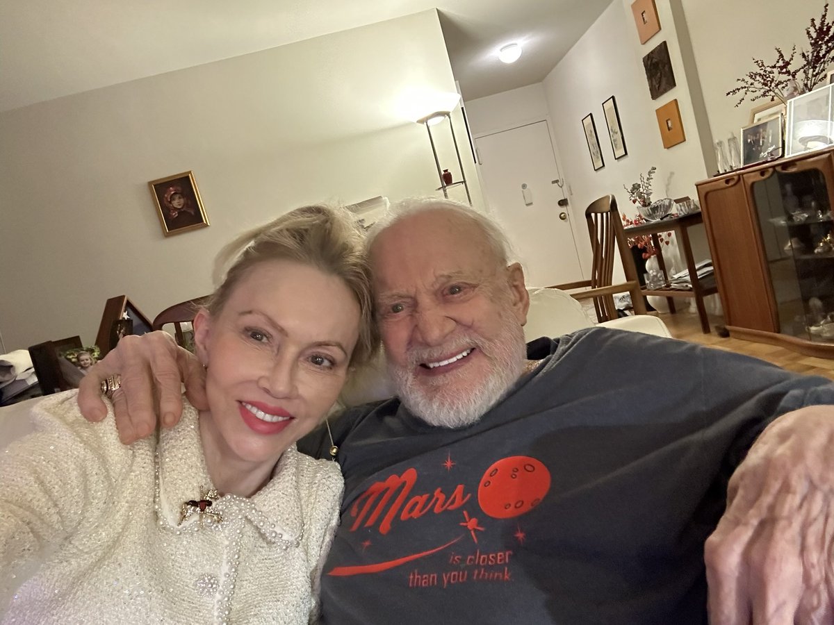 TheRealBuzz's tweet image. Happy New Year 2025! 
#OffToMars!