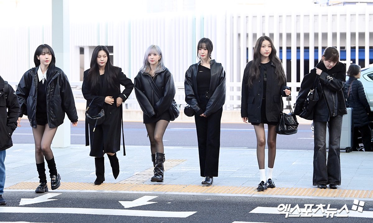 sinbscat's tweet photo. OT6 airport im crying https://t.co/Oas539RPI1