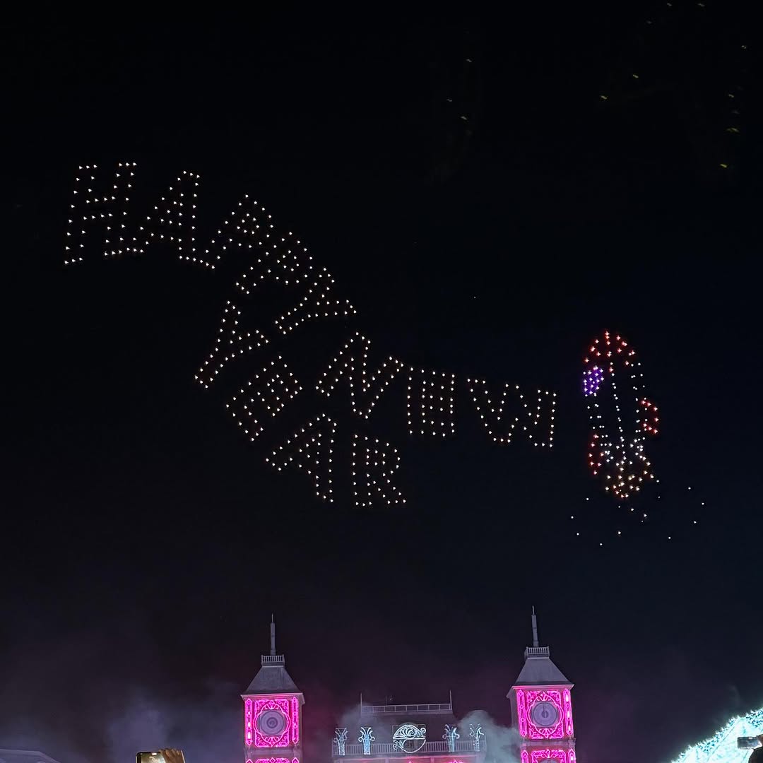 nobuk_key's tweet photo. 2025 Happy New Year!!✨
年越しは神戸フルーツフラワーパークでCaptain's Night ライブ後の2025機のドローンショーでカウントダウンしました〜🎵
今年もよろしくお願い致します🙇😀 https://t.co/BlUY4NIMsy