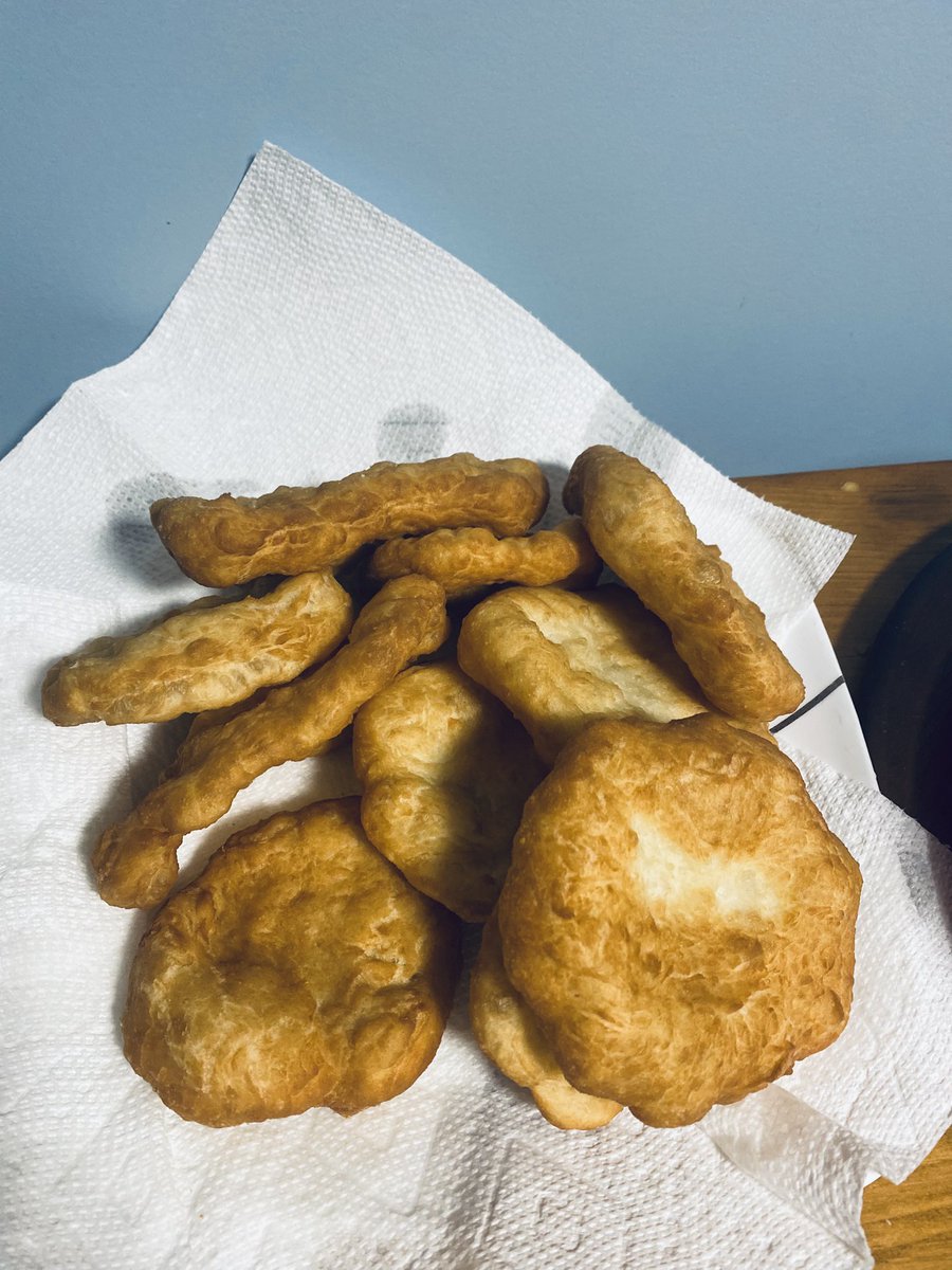 WaasnoodeOdjig's tweet image. Bread delivery for the family tonight 
#frybread #NativeTwitter #nativex #INDIGENOUS we did pretty good with our rations