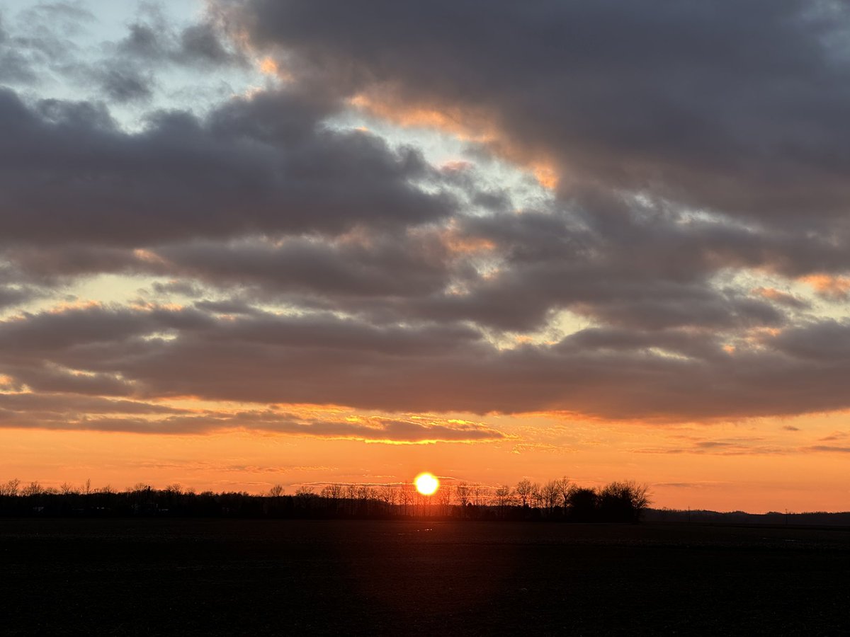 jrdusmc's tweet photo. First sunset of 2025 near Hartford, KY was a nice one #sunset #tristatewx #kywx @RonanRhodes @Wayne_C_Hart @wxornotBG https://t.co/99accMk9Bl