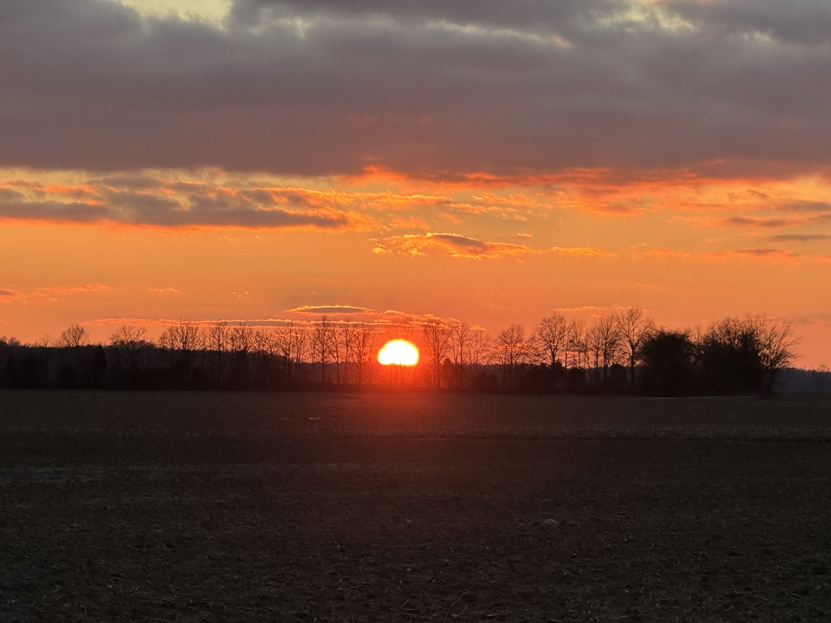 jrdusmc's tweet photo. First sunset of 2025 near Hartford, KY was a nice one #sunset #tristatewx #kywx @RonanRhodes @Wayne_C_Hart @wxornotBG https://t.co/99accMk9Bl