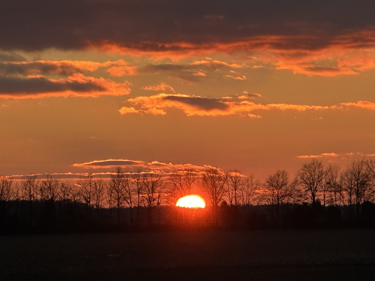 jrdusmc's tweet photo. First sunset of 2025 near Hartford, KY was a nice one #sunset #tristatewx #kywx @RonanRhodes @Wayne_C_Hart @wxornotBG https://t.co/99accMk9Bl