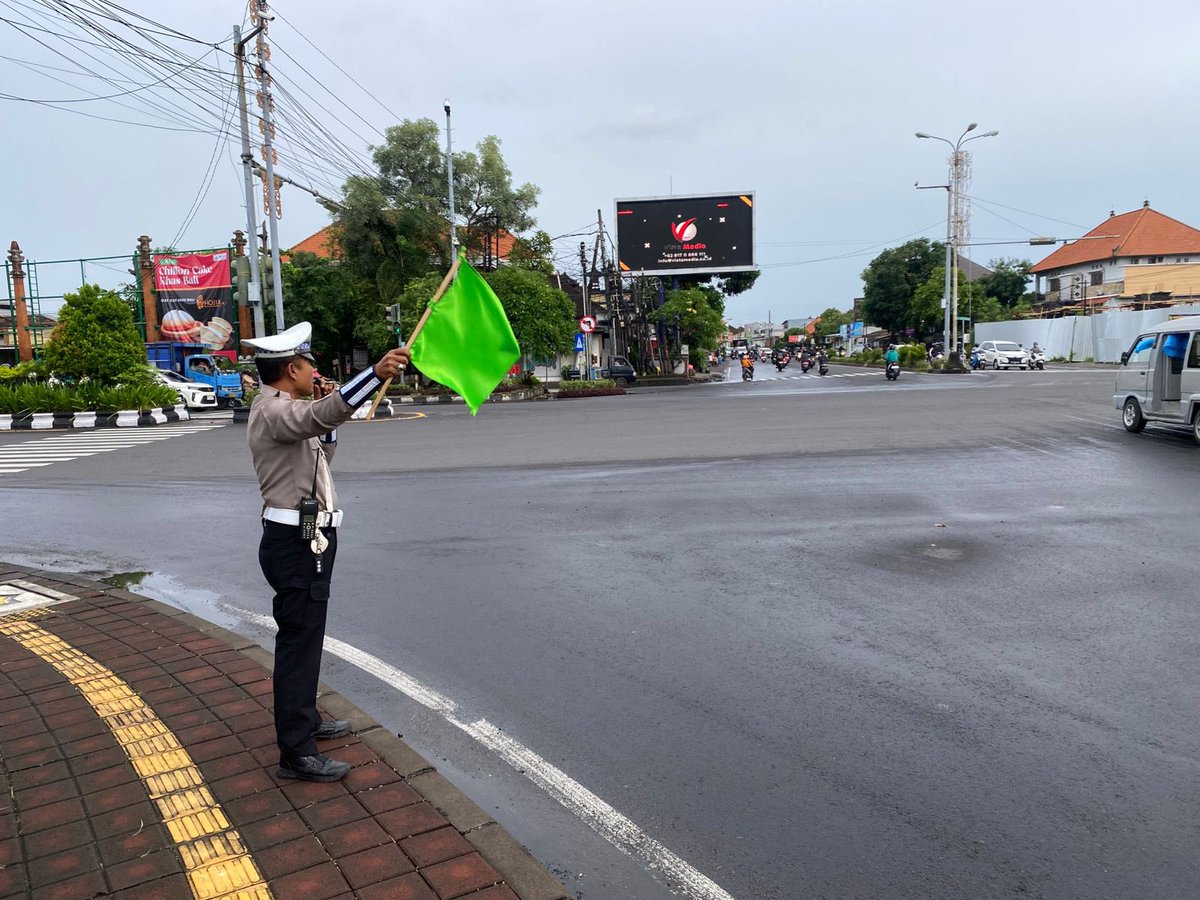 DpsLantas's tweet photo. Personil Satlantas Polresta Denpasar melaksanakan giat pengaturan arus lalin di Simpang-simpang dalam Kota, atensi arus lalin pada titik kepadatan kegiatan masyarakat serta terwujudnya situasi kamseltibcarlantas, situasi lalin ramai lancar

#spripimpolri 
#divisihumas https://t.co/TOJWWP5e3k