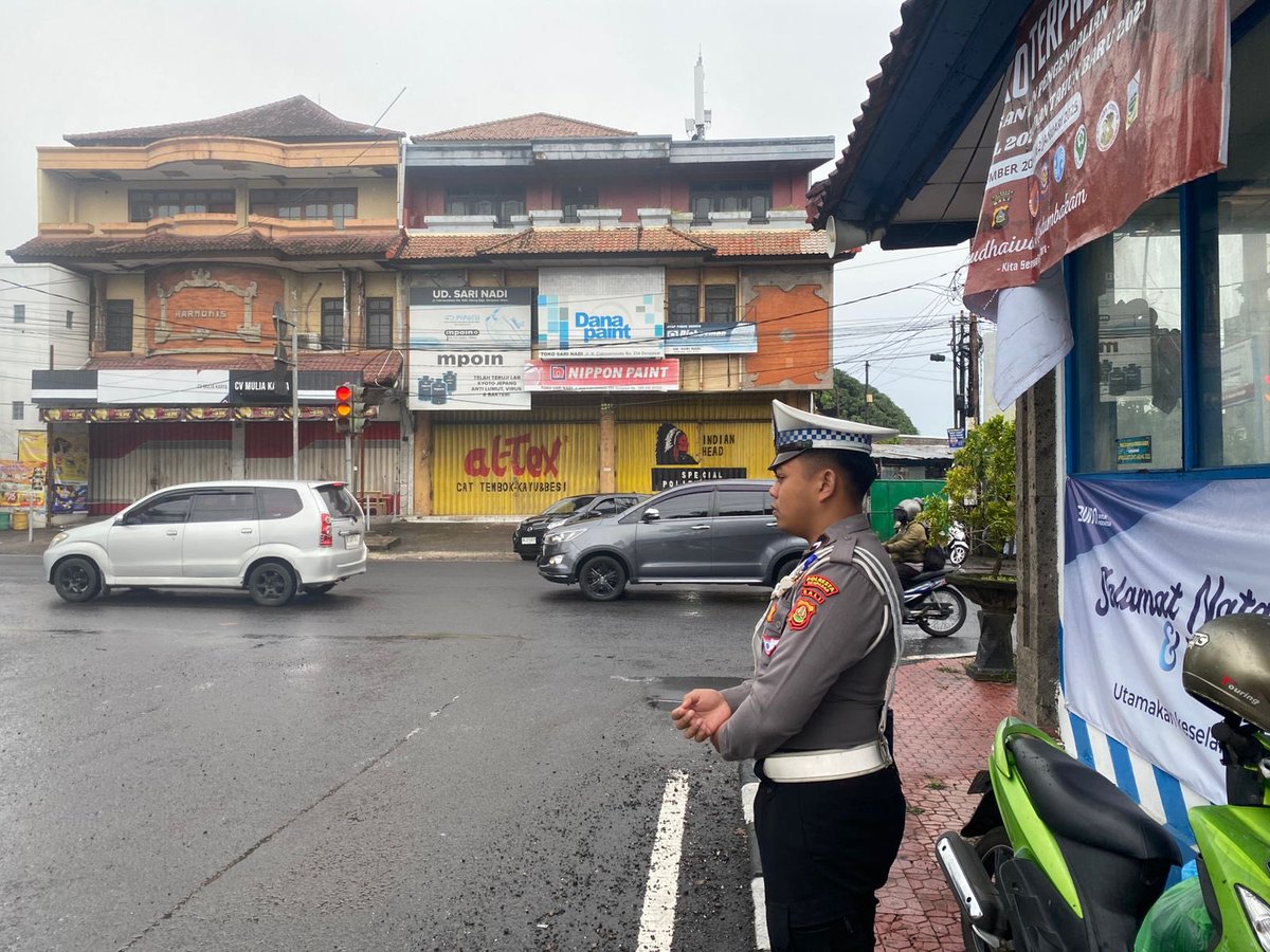 DpsLantas's tweet photo. Personil Satlantas Polresta Denpasar melaksanakan giat pengaturan arus lalin di Simpang-simpang dalam Kota, atensi arus lalin pada titik kepadatan kegiatan masyarakat serta terwujudnya situasi kamseltibcarlantas, situasi lalin ramai lancar

#spripimpolri 
#divisihumas https://t.co/TOJWWP5e3k