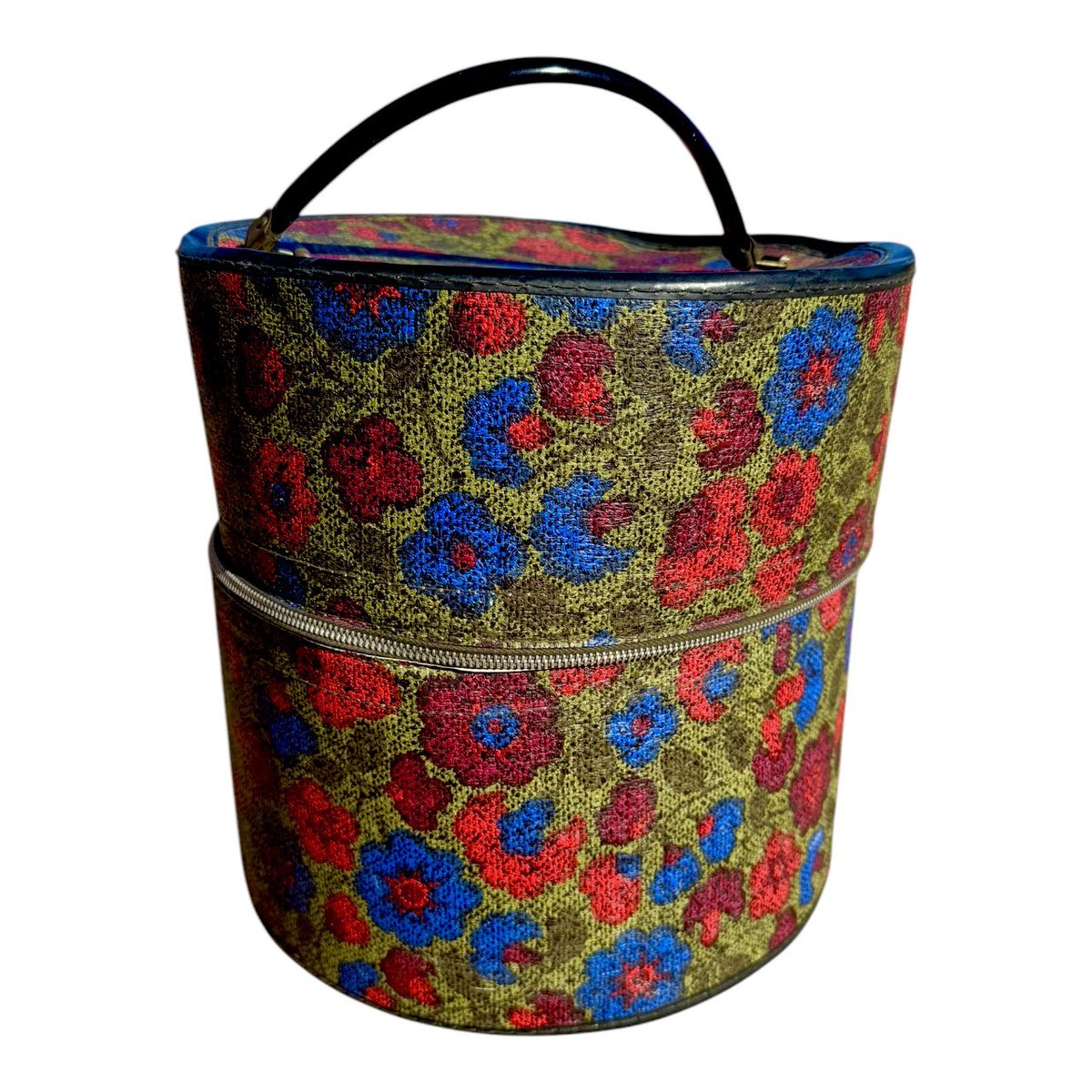 MaryBradshaw66's tweet image. Vintage 1960s Hard Case with Full Zip Aroubd Opening Travel Hat or Wig Box in a Mod Floral Design Just Listed in Etsy Store. 

Follow Etsy Link in Bio: #hatbox #wigbox #wig #wigboxes #hatboxflowers #gifts #giftsforher #moddecor #mod #sixtiesstyle #giftideas #hatboxes #gift #etsy