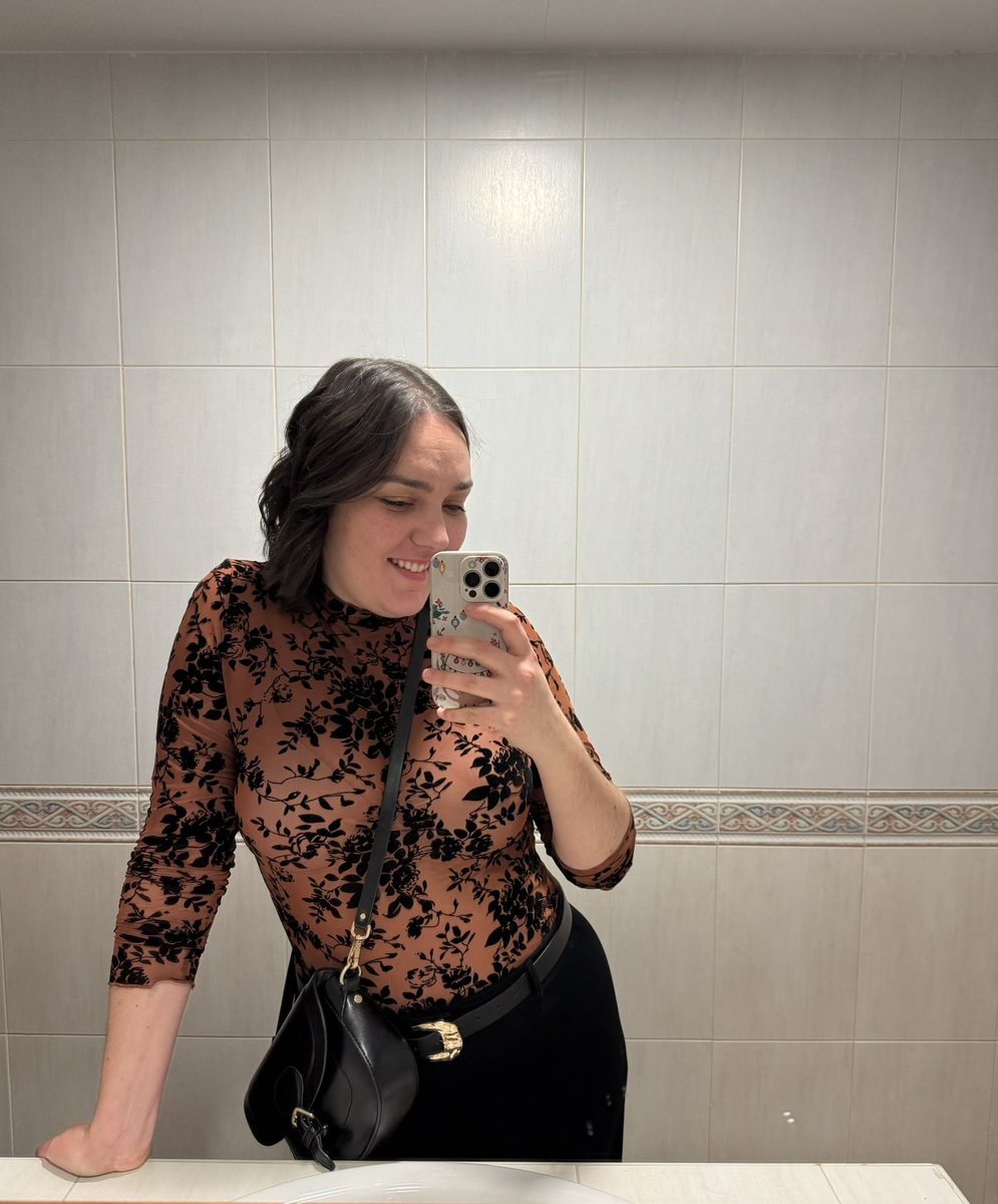 EEvasrsd22's tweet photo. Una modelo del Shein me dio la idea y to solo tuve que comprara la camiseta para verme guapísima este fin de año 🖤 https://t.co/Ybnp7NPz0o