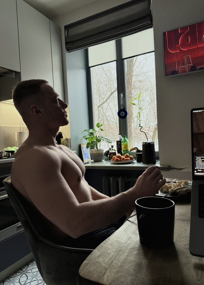 ouseswon's tweet image. Marathon participant: "eat 10kg of salads before they spoil"