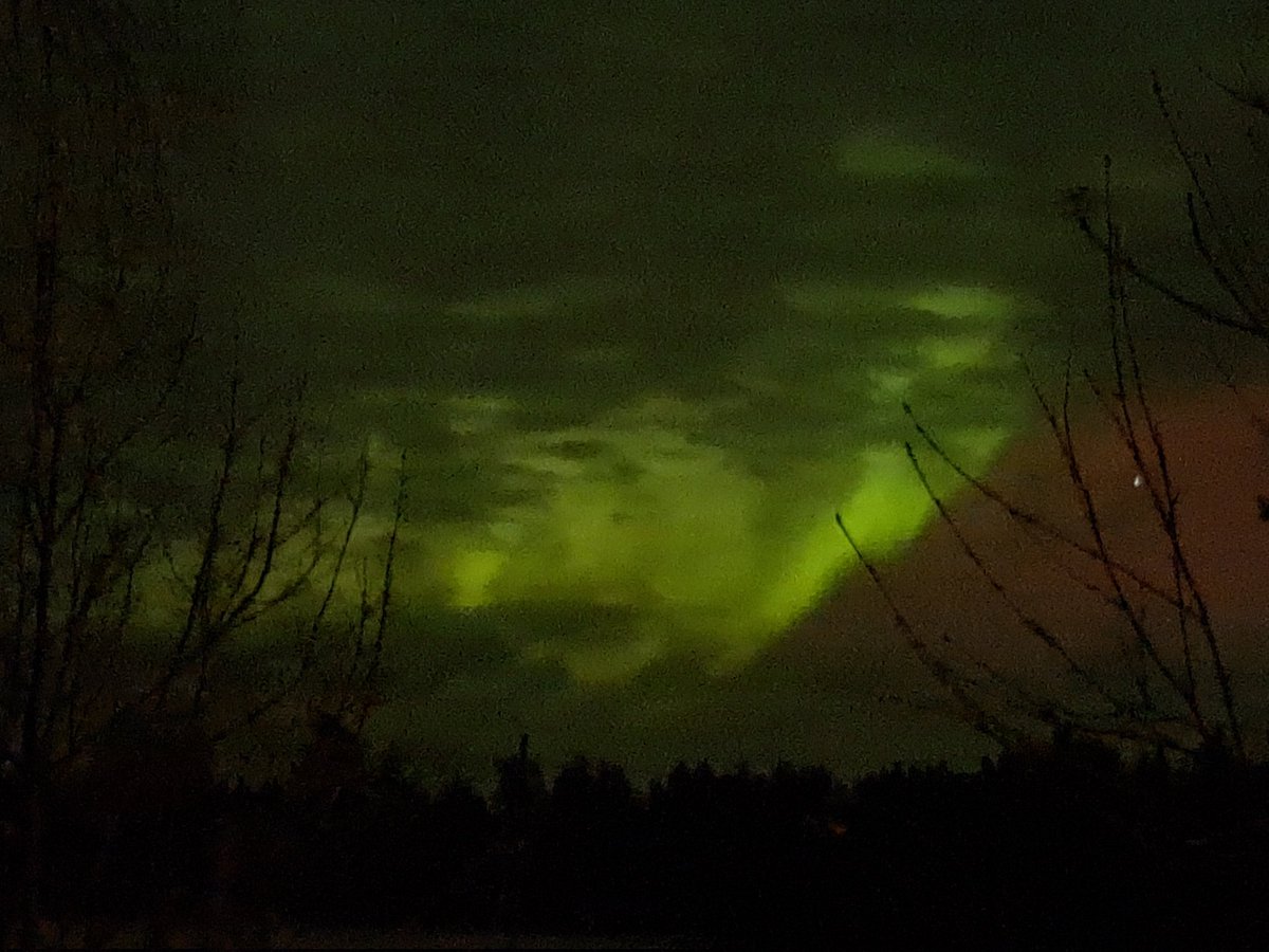 Pilvisyys hieman haittasi #revontulet bongausta. Hauskasti ohut pilvikerros läpäisi reposten värisävyä.