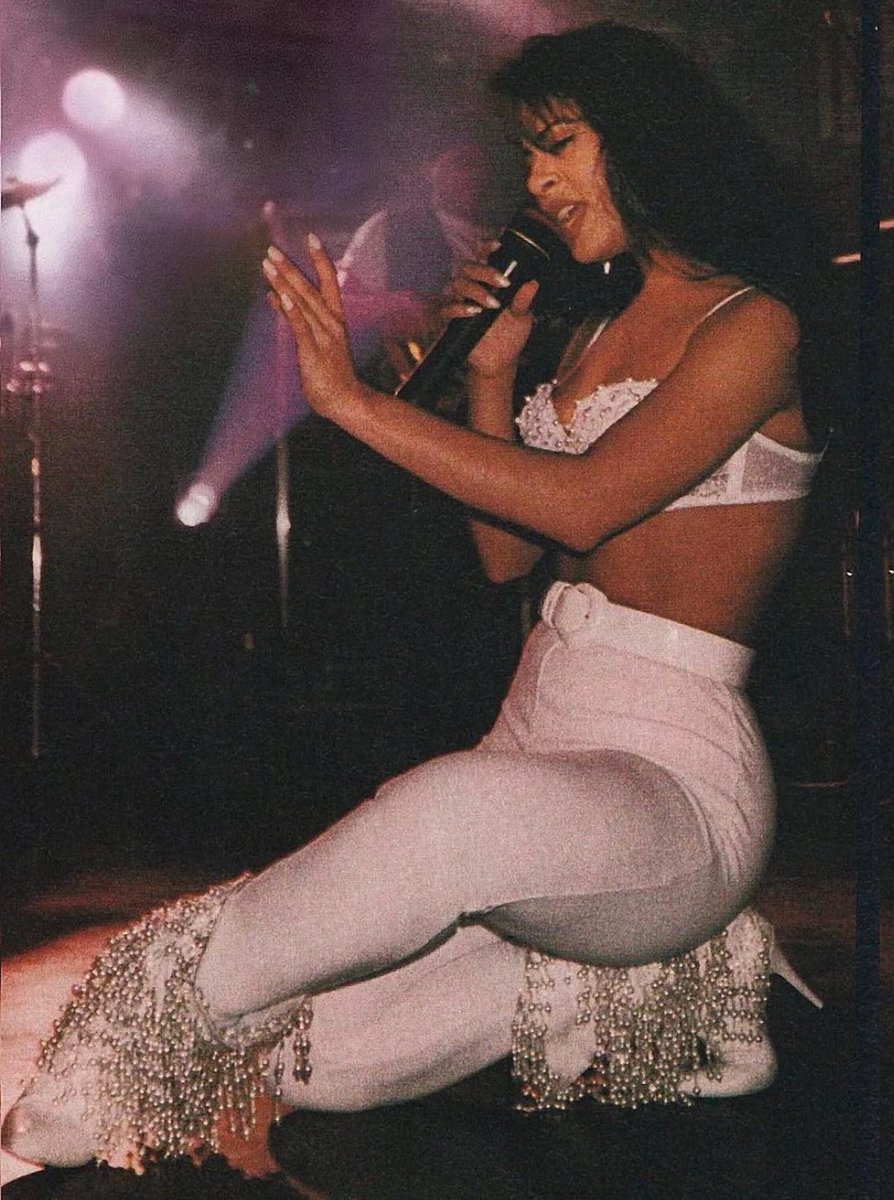 Iconic Selena Pose 🤍
