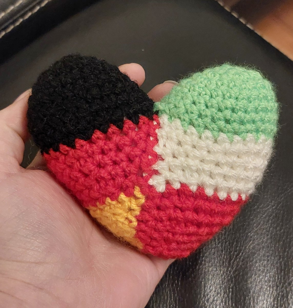 Ein Freund hat sich von mir etwas gewünscht.
Er ist halber Deutscher, halber Italiener. 
Es ist leider was schief geworden, aber so habe ich es auch zum ersten Mal gemacht😅
Er hat sich seit gefreut🥰
#stolz #Deutschland #Italien