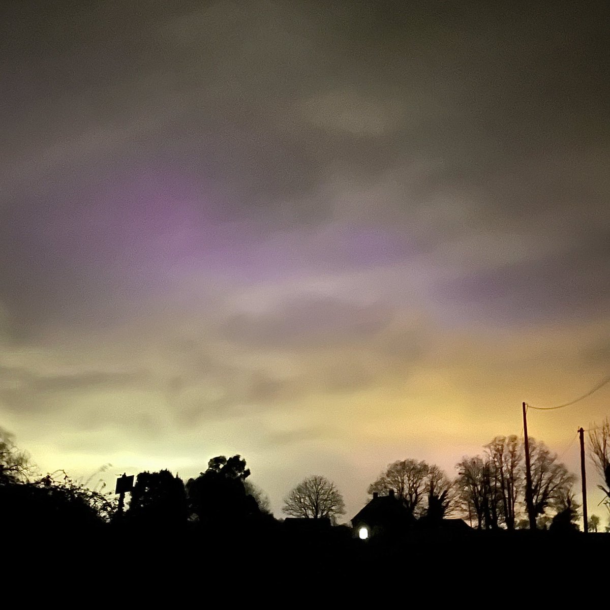Percée d’aurore entre les nuages épais en Mayenne ✨🔮
Ne jamais renoncer 🤩☁️
<a href="/XploraSpace/">Xplora</a> 

#auroreboreale #aurora #AuroraBorealis #northernlights #france