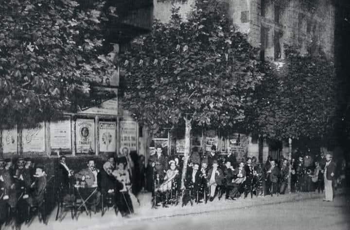 cultura_tango's tweet photo. Porteños aguardando la llegada del Siglo XX en las veredas de Avenida de Mayo. 
Buenos Aires, 31 de diciembre de 1899. https://t.co/TGQ0CVLQtl