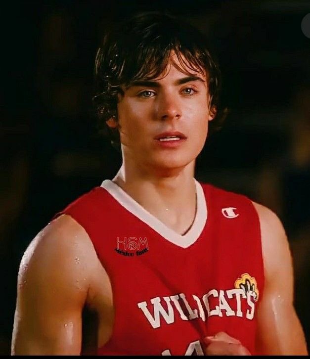 notgwendalupe's tweet photo. Zac Efron in High School Musical 3, 2008 https://t.co/mrY5wMwMz1
