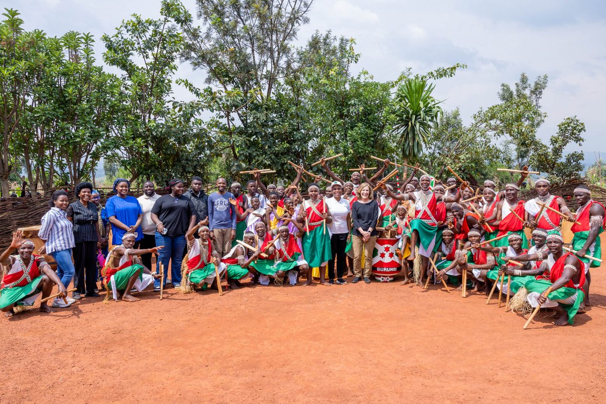 SE <a href="/Burundi1stLady/">Angeline Ndayishimiye Ndayubaha</a>, accompagnée de Mme <a href="/ValerieHuber20/">Valerie Huber</a>, a visité plusieurs sites touristiques emblématiques du pays ce 1.1.2025. Cette visite a permis à l'invitée de découvrir la splendeur des paysages burundais tout en s'informant sur l’histoire authentique et riche de la nation