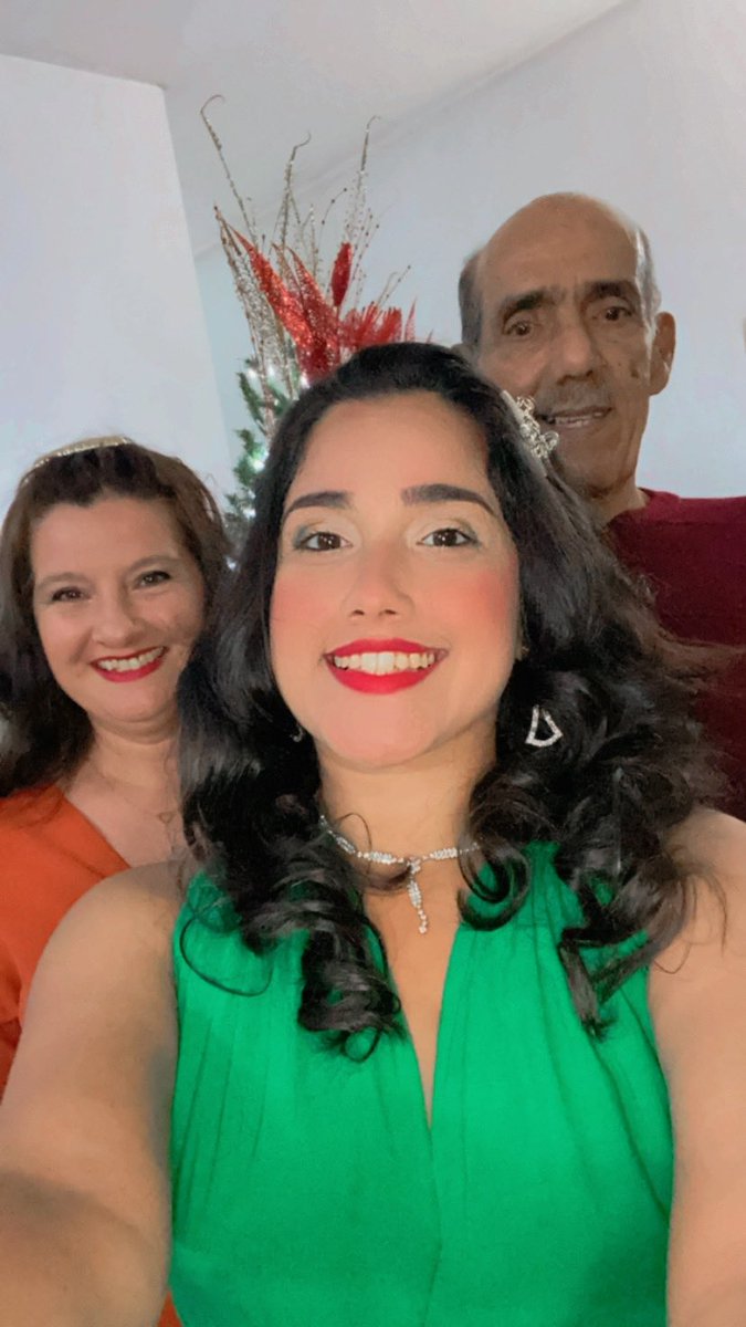 Ambarc_27's tweet photo. Bendecido 2025 ✨🥰🥂 https://t.co/RPJjR4r0Va