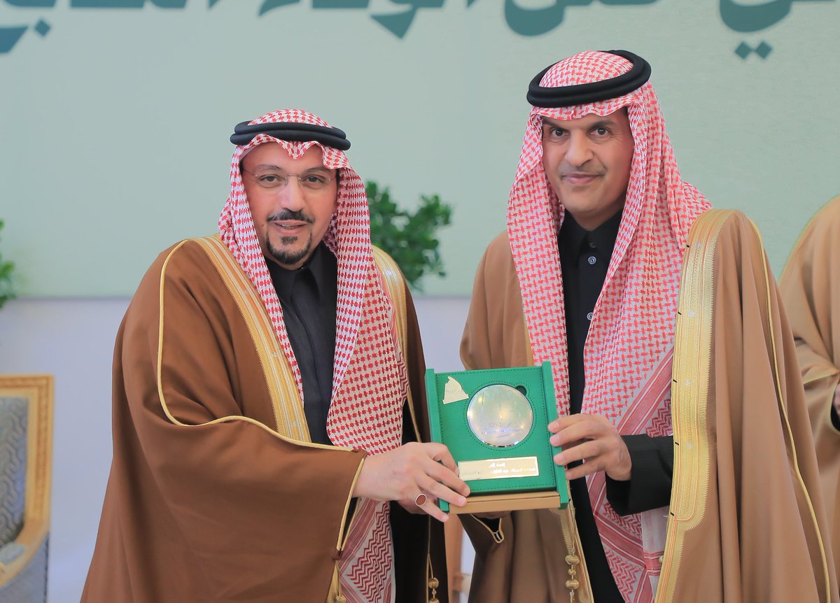 📄| سمو أمير #القصيم يكرّم الأوفياء في يوم وفاء #البكيرية السابع 

تكريم الأستاذ عبدالعزيز بن محمد السويلم 

#إعلام_البكيرية