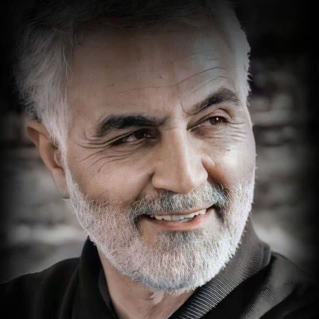 و سلام بر او که می گفت:

«عزت دست خداست 
و بدانید اگر گمنام ترین هم باشید 
ولی نیت شما یاری مردم باشد
می‌بینید خداوند چقدر
با عزت و عظمت شما 
را در آغوش می گیرد»🌸

 شهید سپهبد قاسم سلیمانی🕊

#سرباز 

#فاتح_قلبها