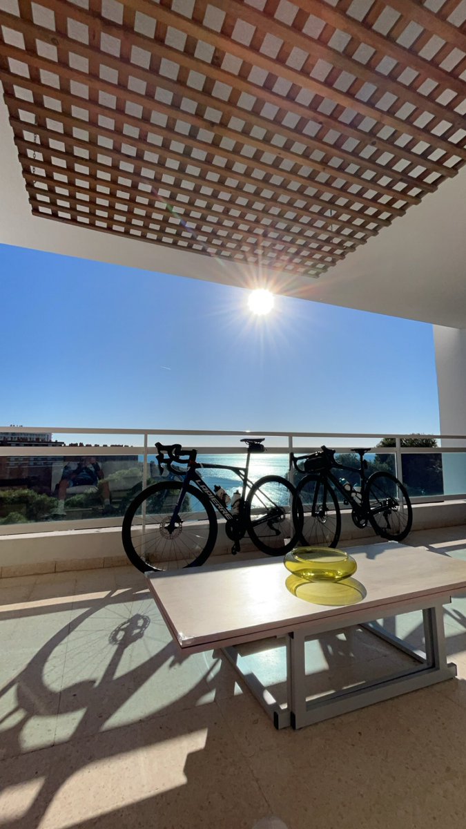 En Espagne avec mes coureurs pour peaufiner la préparation 2025 : soleil, volume d’endurance, dénivelé et analyse des données. 
Objectif : être prêts pour l’Essor Basque et le début des compétitions ! Un plaisir de partager ces moments et lancer la saison ! 🚴‍♂️⛰️🔥 #cycling #velo