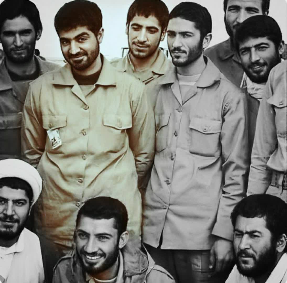 چهل سال، یک عمر، یک تاریخ، 
پا ب پای او دویدی تا ب او برسی؛ 
چه خوب رسیدنی بود.یک گام عقب‌تر از او برداشتی
و حالا،
آرام گرفتی همان جایی ک می‌خواستی؛
یک گام عقب‌تر از او. 
#سرباز
#علمدار_مقاومت