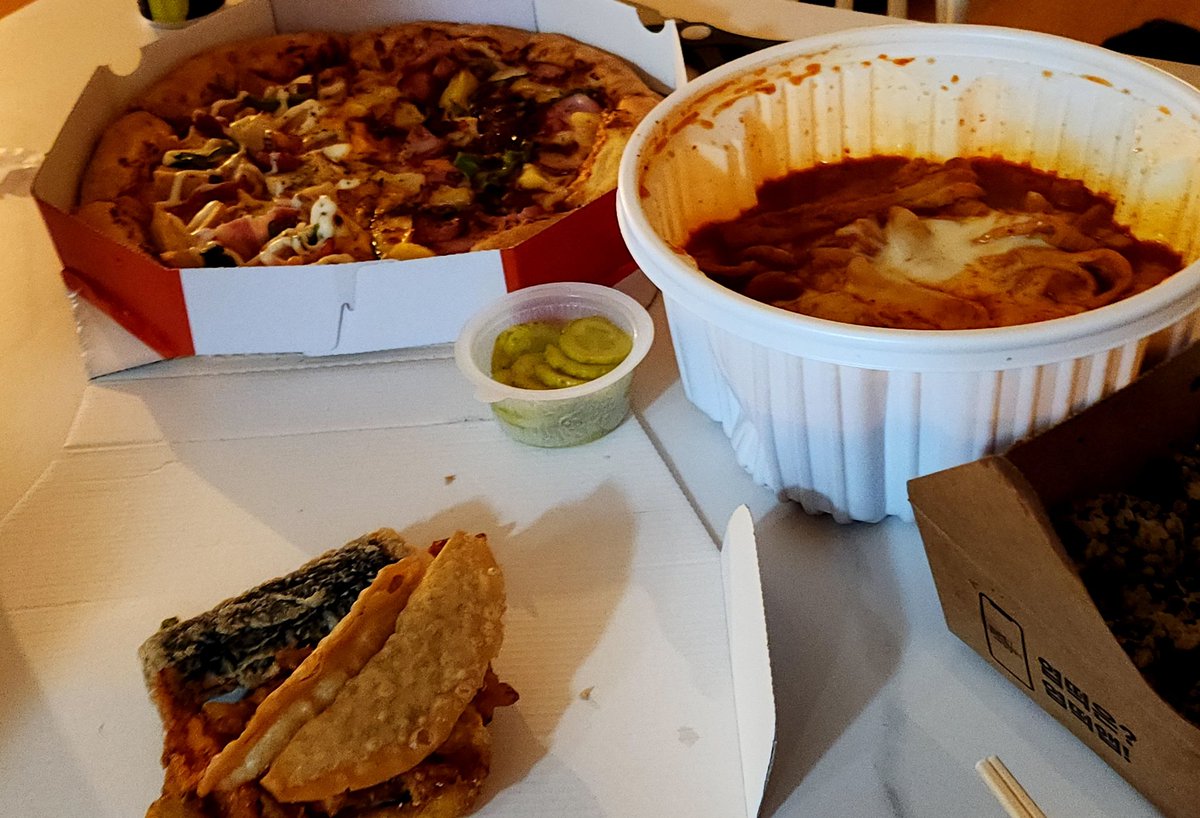 MoonuhMoon's tweet photo. 헐 스무살됨 파티... https://t.co/0RKZpIrYn9