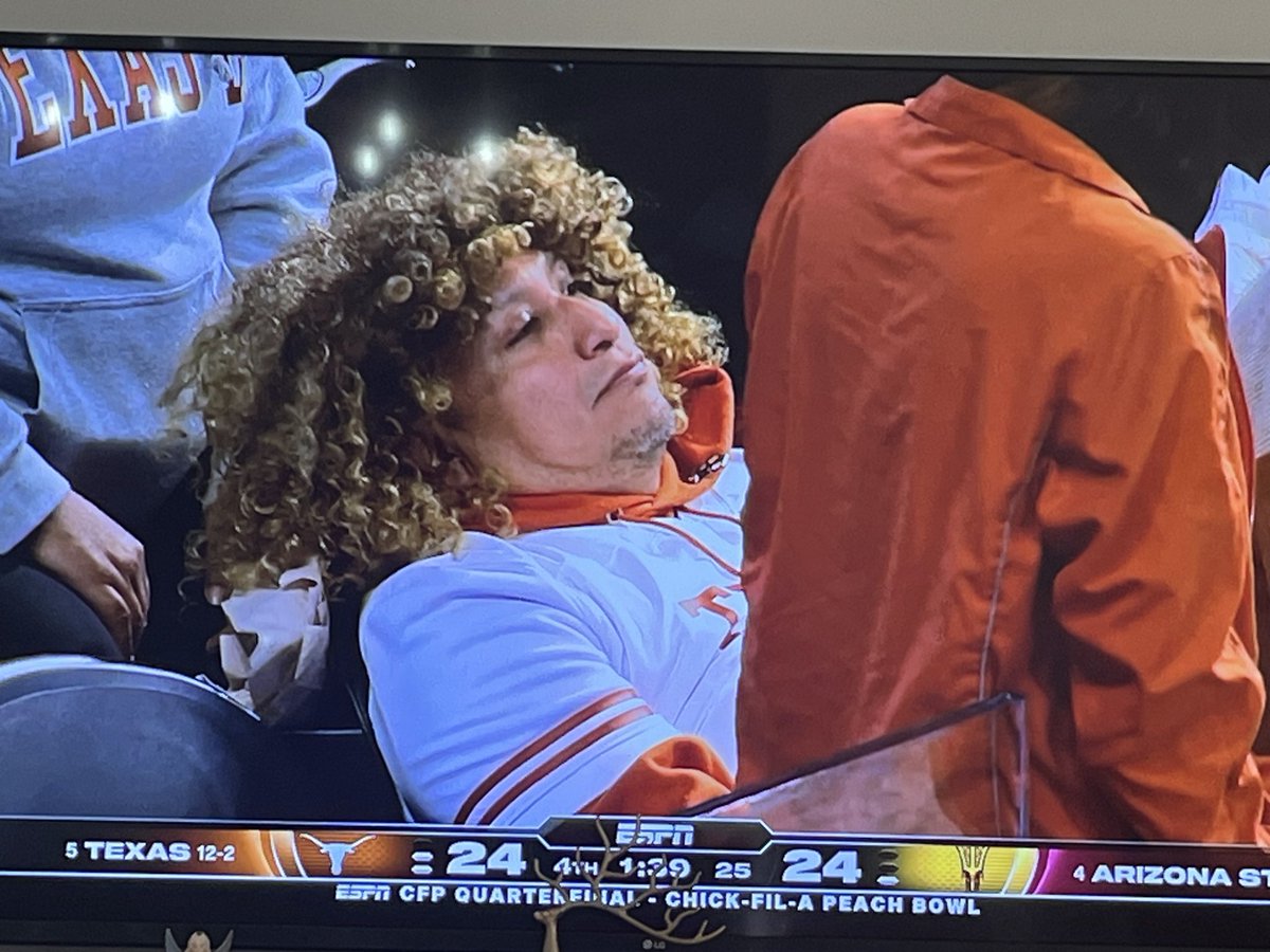LucasV's tweet photo. Dude identifies as a box of macaroni. #TexasVsASU https://t.co/OHhr8YDfqj