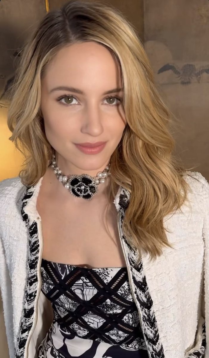 MikeOwnby's tweet photo. While I have lots of pics of Dianna Agron at these events, I apparently missed these two BTS pics. If they're new to you also, enjoy. If you've already seen them I can't imagine you'll mind seeing them again. In either case, Happy New Year. https://t.co/PfELF19i5r