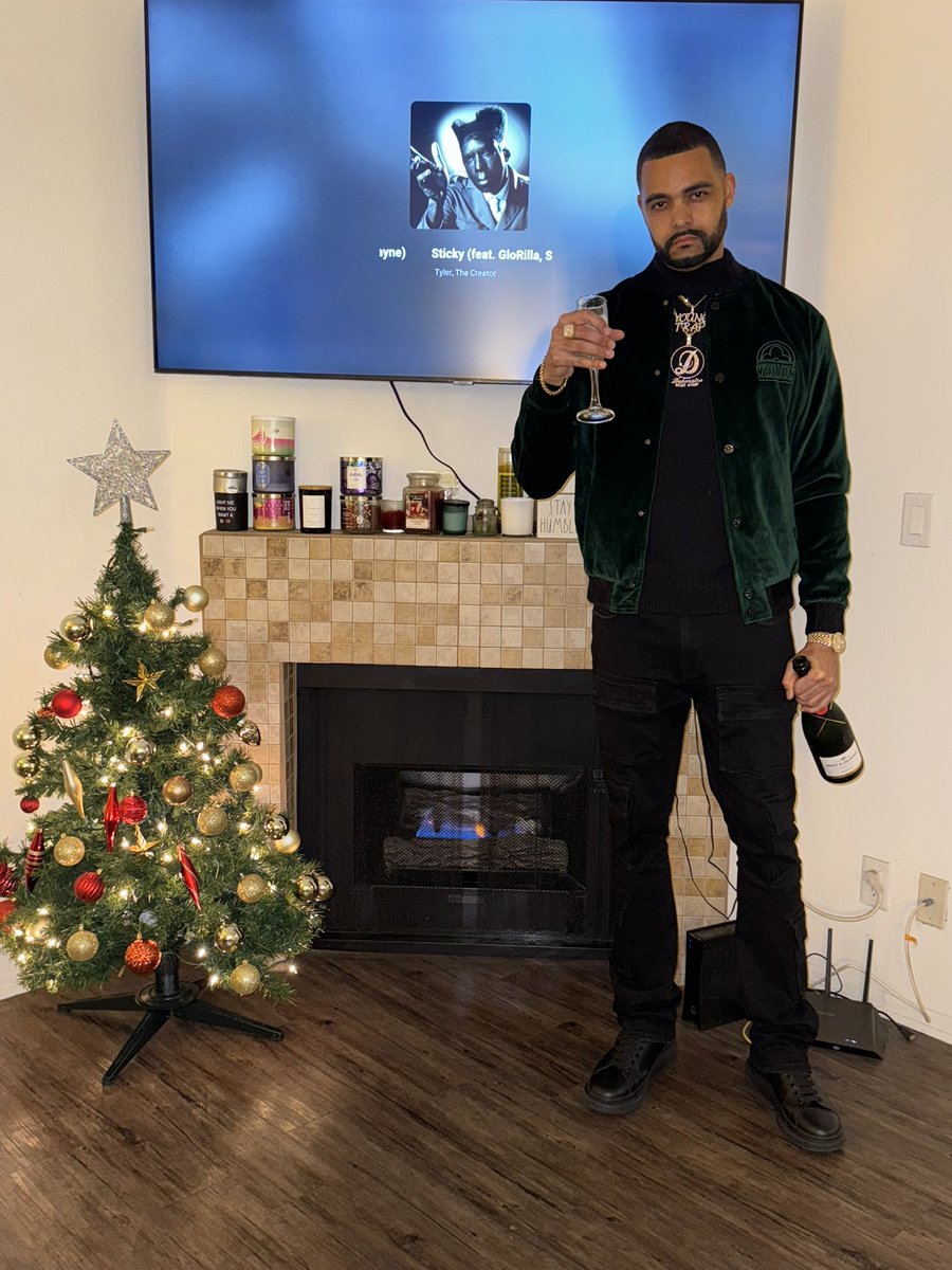 YoungTrapMuzic's tweet photo. Happy New Year https://t.co/7KP989qD9G