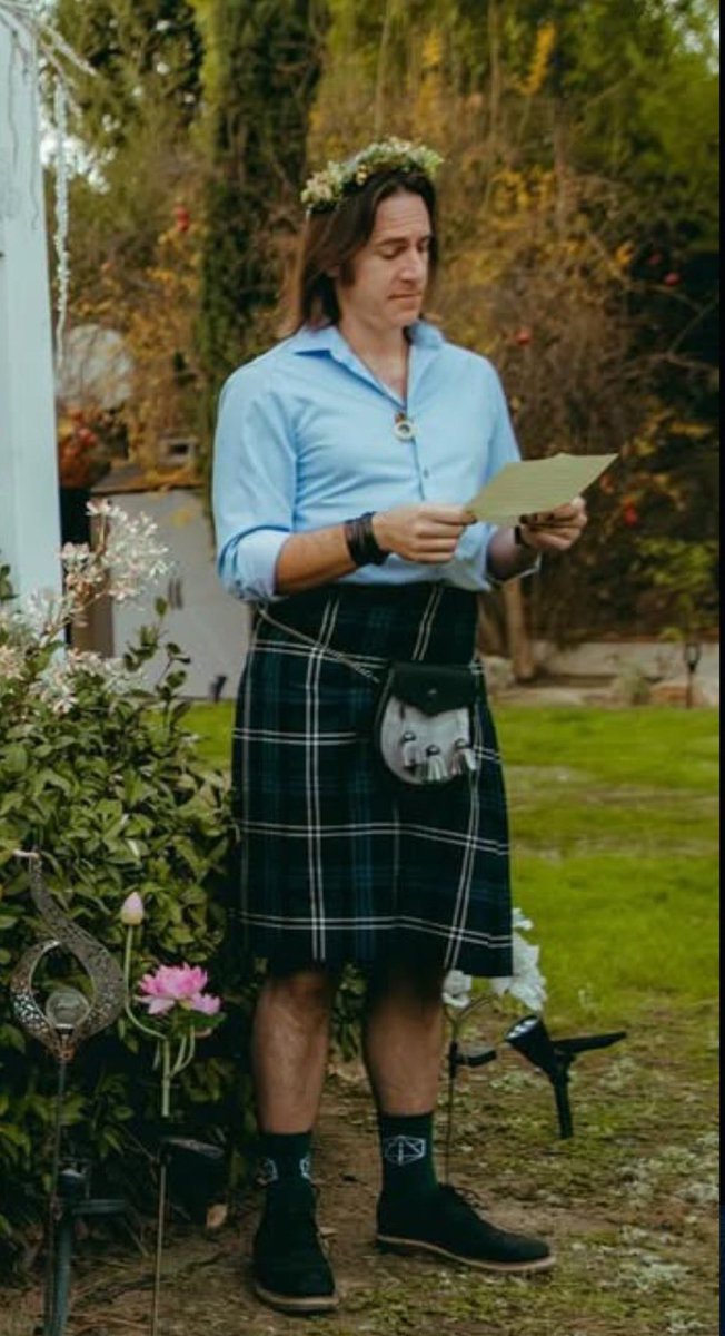 criticallyhails's tweet image. EVERYONE STOP AND LOOK AT MATTHEW MERCER IN A FLOWER CROWN AND KILT