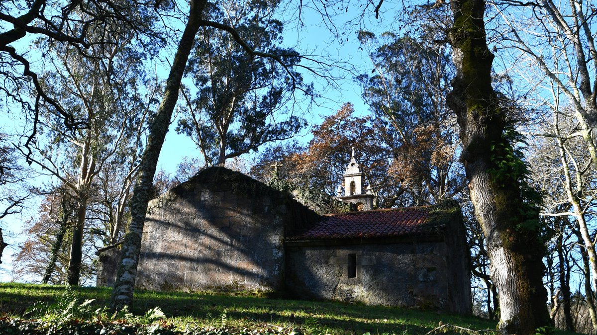 santiagogrial's tweet image. A (impresionante: tamén o entorno) da ermida do Carme de Castenda, en Tordoia.