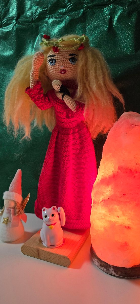 Sretno dragi ljudi! 🌠
Happy New Year!
明けましておめでとうございます！🐾🐾 
This waving cat from Japan brings you luck and joy in 2025!🌟 Thank you <a href="/AlenkaKranjac/">Dolcetesoromio</a> for making this amazing doll for me 💕 
#WavingCat #NewYearMagic