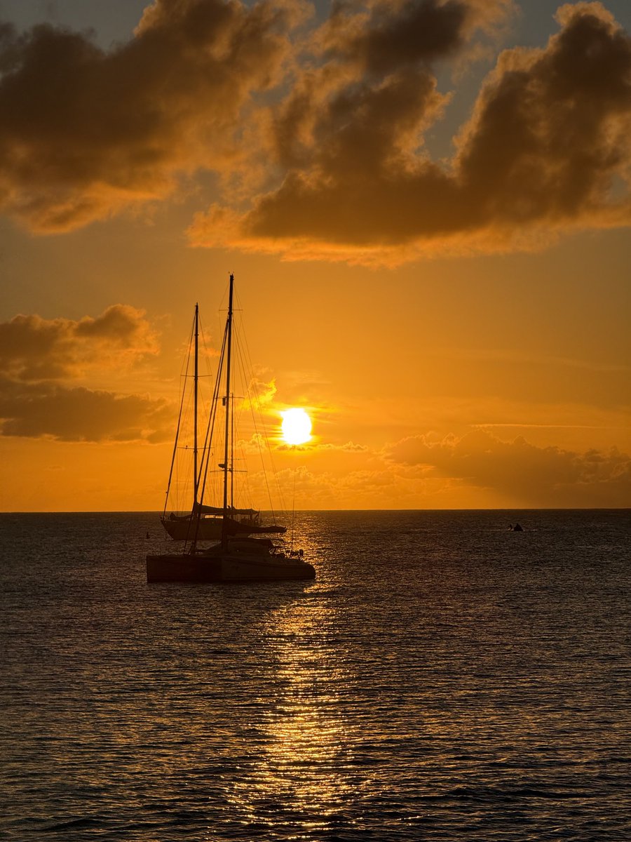 First sunset of 2025. Wishing all love and happiness in the year to come. May everything you see inspire you.