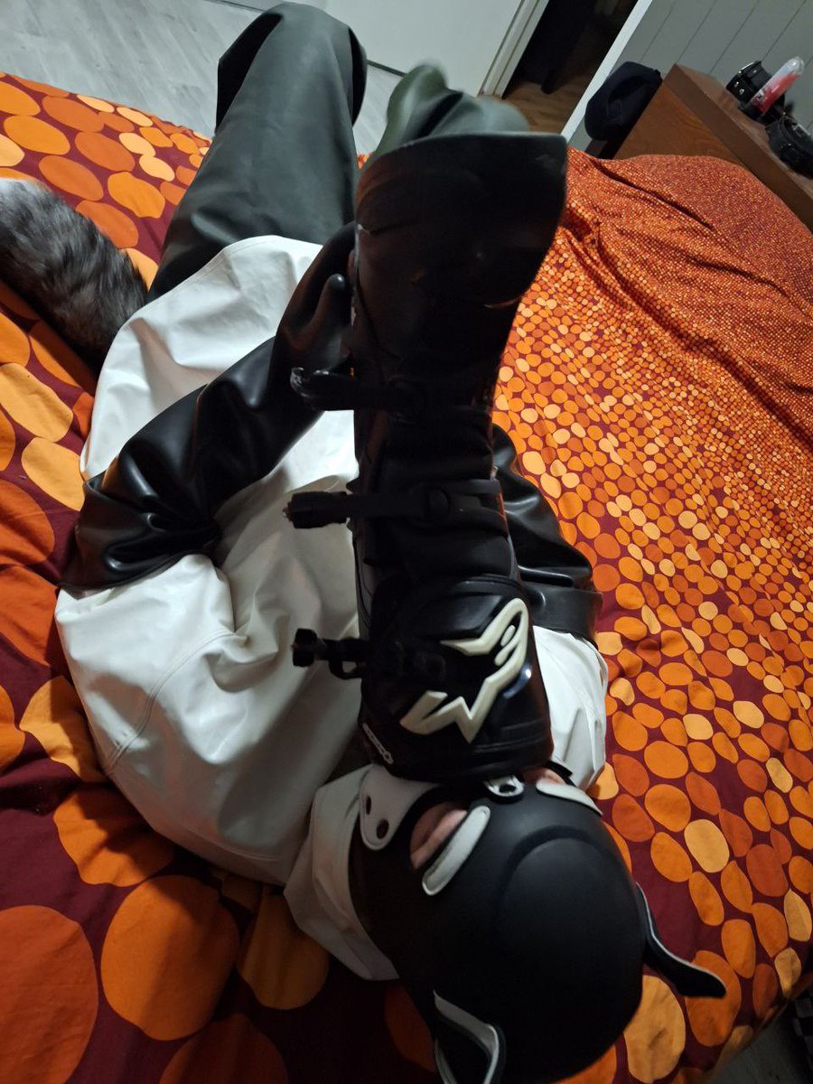 Love it when he steps on me😍🐶 And a got to sniff to🤩🐶🐕