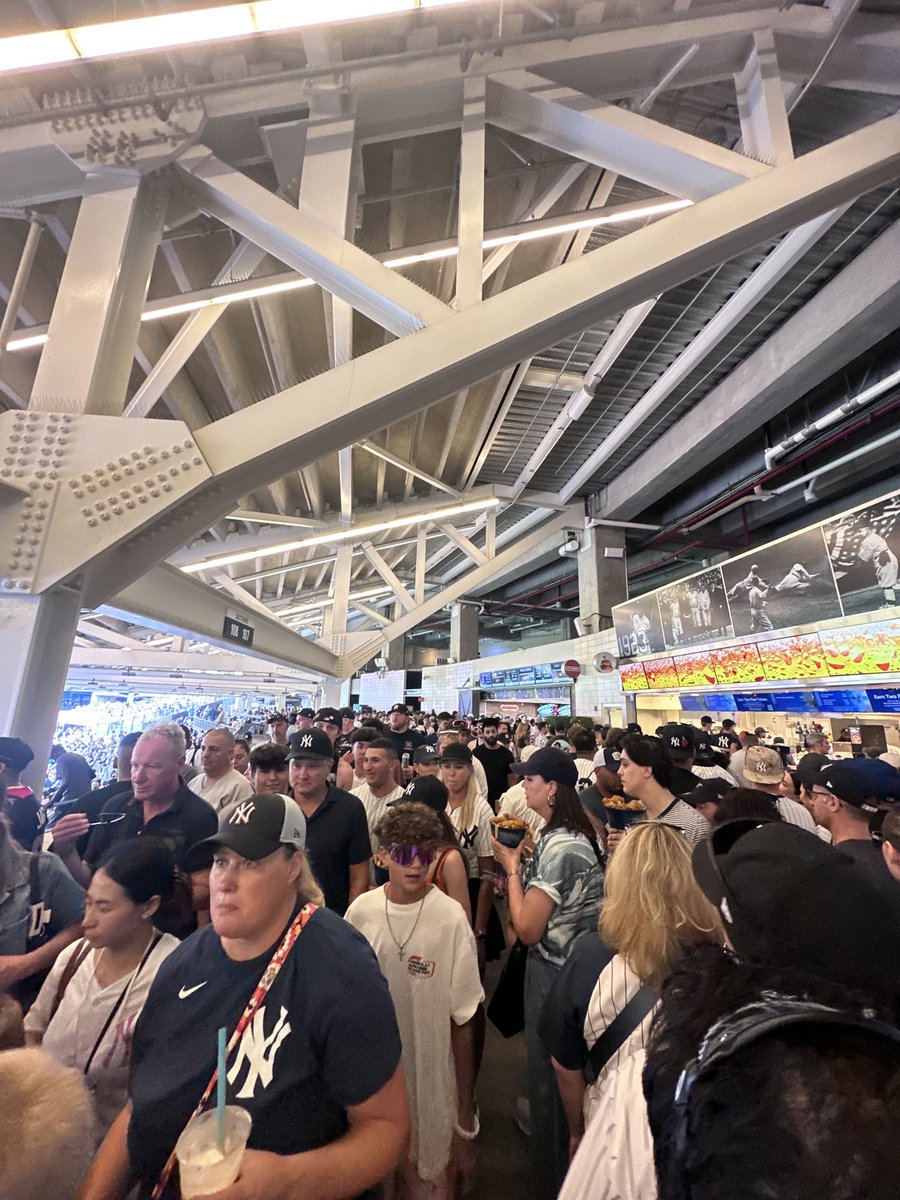 BurdenBurner's tweet photo. What id give to be pissed at people for standing still here rn https://t.co/4qrl5IXzdc