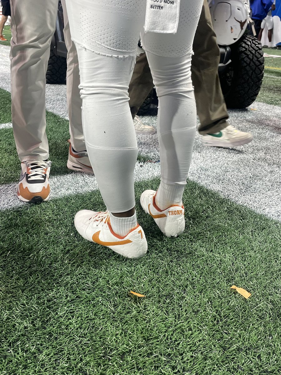 #Texas DB Jahdae Barron wore #7 Thorpe cleats in today’s Peach Bowl.

#HookEm | <a href="/TSTVSports/">TSTV Sports</a>