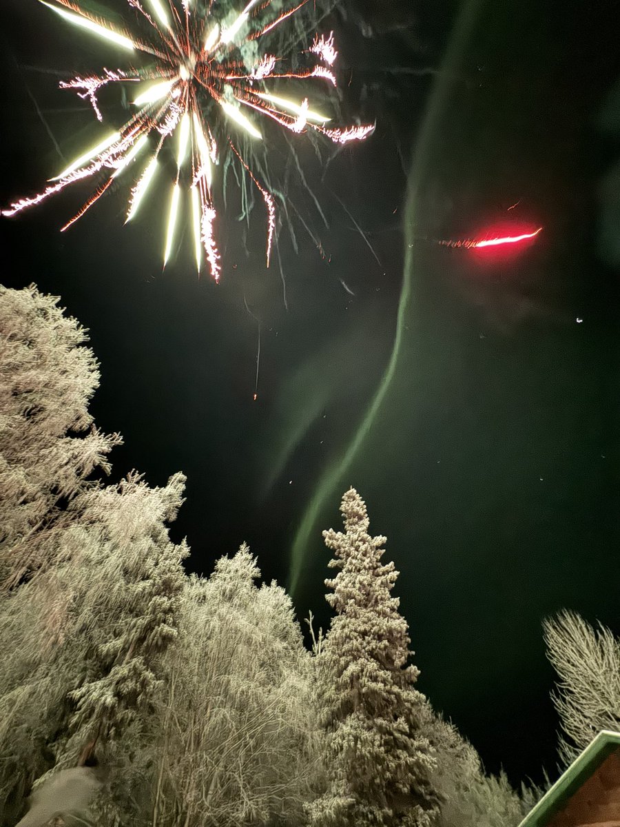 Happy New Year from sparkly Alaska! We rang in 2025 with homemade Gluhwein, a plethora of fireworks and [the beginning of] a stunning Aurora Borealis! How were everyone’s celebrations in the #SparkleLounge ?