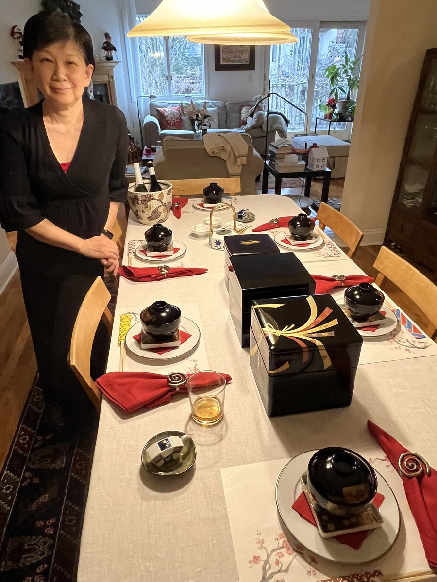 新年のご挨拶を申し上げます。

贅沢なものはありませんが、手作りおせちで家族（プラス娘たちのボーイフレンド！）で新年を迎えました。お料理に込められた意味を説明しながら。フルーツお重も。

2025年が皆様にとって幸多き年となりますように。世界が平和になりますよう祈り、努力を重ねます。