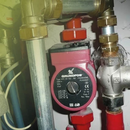 Heb jij vloerverwarming? Dan is het slim om te kijken naar je vloerverwarmingspomp. 
Heb je een oude pomp van meer dan 15 jaar oud? Dan kan je die beter vervangen. Het energieverbruik van een nieuwe pomp is vaak 75% lager!

brabantwoontslim.nl/vloerverwarmin…