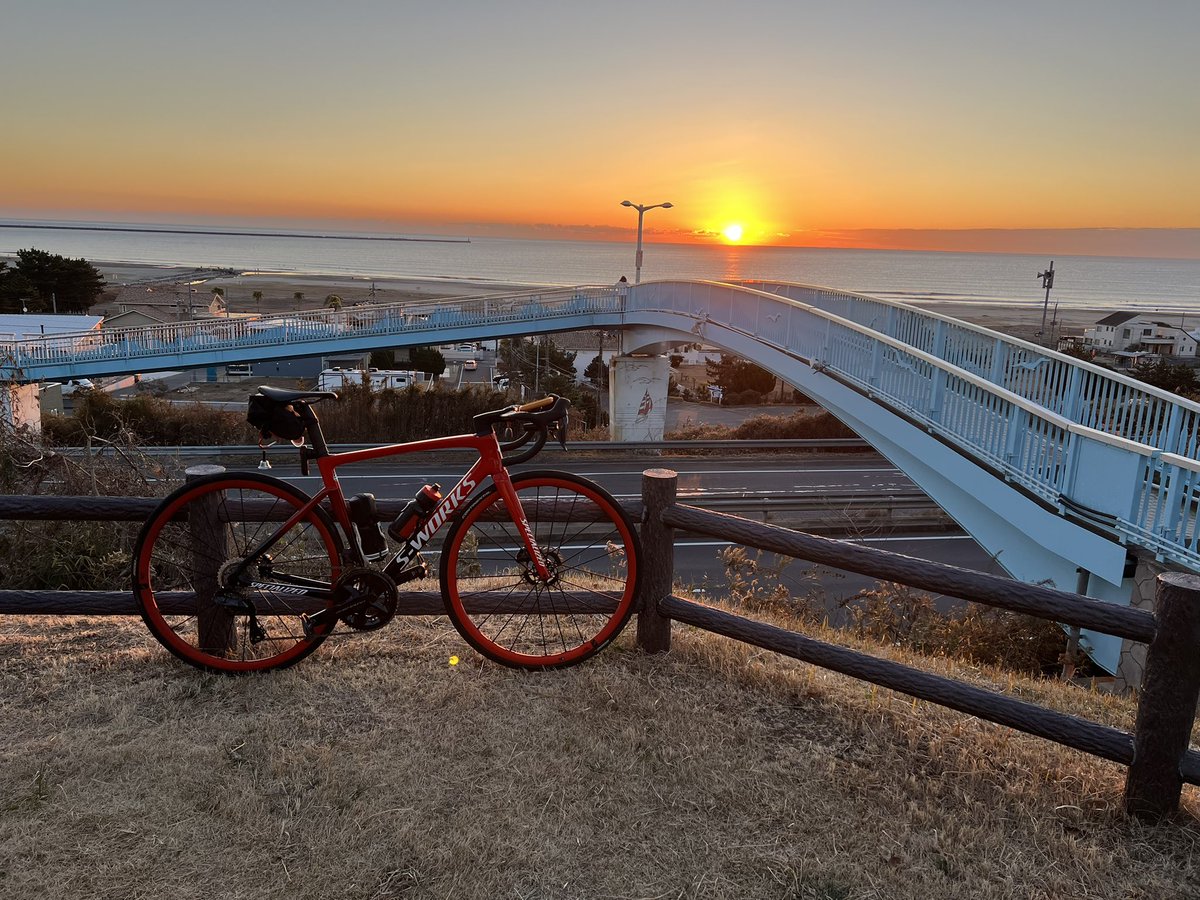 TARMAC_ROUBAIX's tweet photo. あけましておめでとうございます🎍一日遅いけど初日の出見に今年も大洗🌅w #ロードバイク乗りと繋がりたい　#SPECIALIZED #SーWORKS #大洗 #日の出 https://t.co/r54w8ABW1A