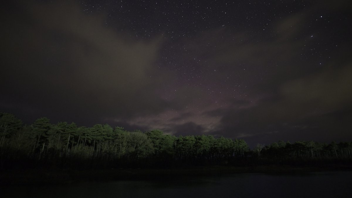 Toch nog wat kunnen schieten tussen de bewolking door. Het was niet spectaculair maar toch weer even #poollicht geschoten! <a href="/HaelVoort/">Mikhaël Vervoort</a> @phi48 <a href="/Leonoor69/">Leonoor Gaatmaardoor</a> #aurora #Aurorasboreales #Terschelling