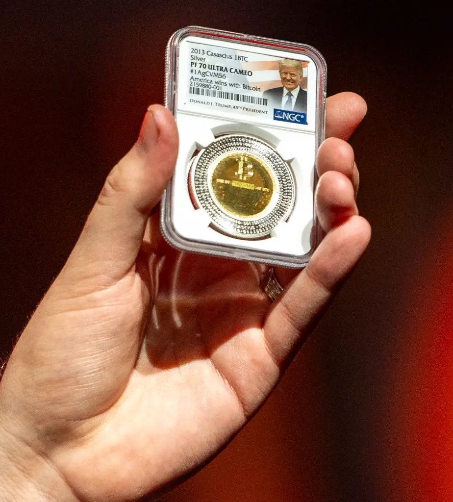 BREAKING: Someone just inscribed on a sat from the exact Bitcoin that <a href="/DavidFBailey/">David Bailey🇵🇷 $2.0mm/btc is the floor</a> gifted President Trump in Nashville last year

It appears to be part of a PFP collection that was just inscribed

Trump Inscription → ord.io/81185349
Collection → ord.io/?childrenOf=5e…